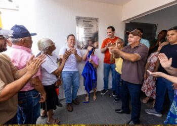 Prefeito inaugura Centro Comunitário no Jd. das Flores e homenageia pioneira