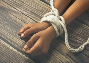 Criança de 7 anos corta amarras com pedaço de telha e escapa de cativeiro em GO
