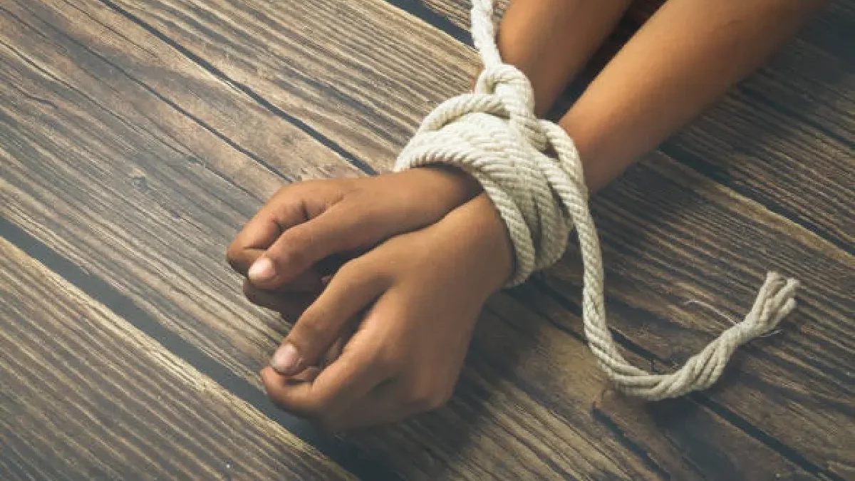Criança de 7 anos corta amarras com pedaço de telha e escapa de cativeiro em GO