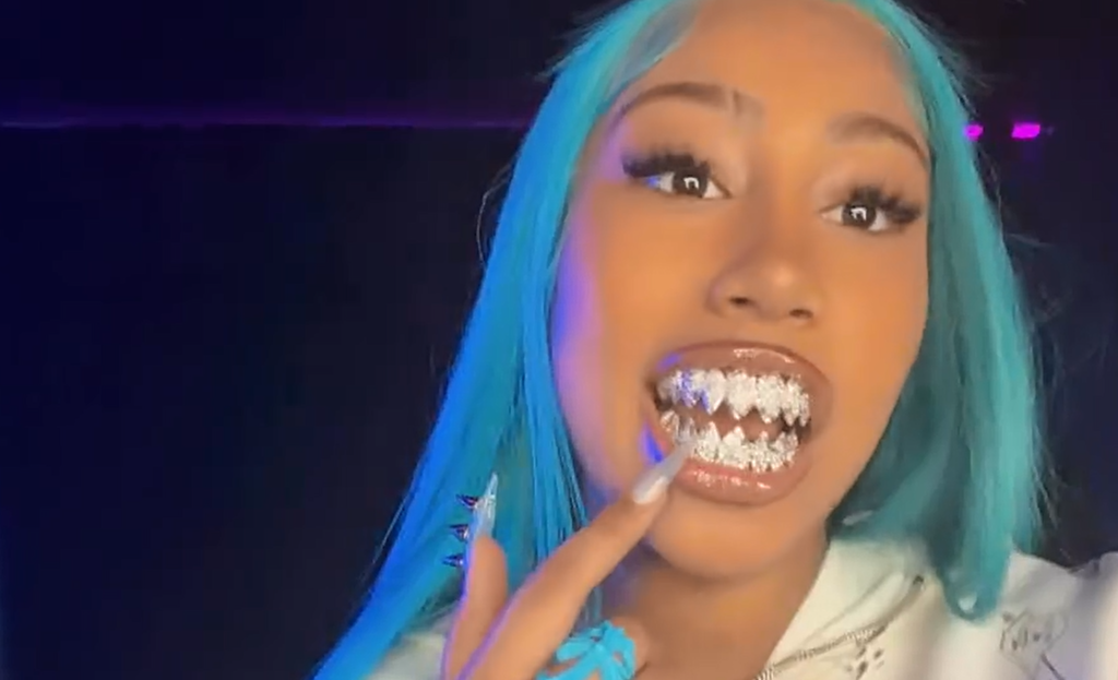 Fashion icon: North West exibe  grillz cravejado de diamantes usado no Natal