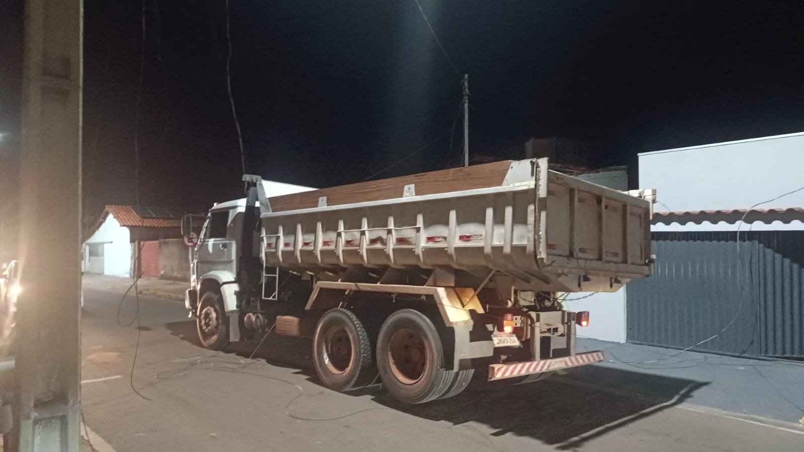 Homem furta caminhão e provoca estragos na rede elétrica e telefônica em Pontal do Araguaia