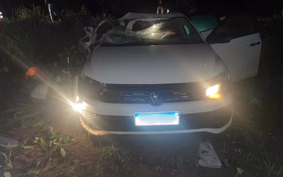 Mãe e filho morrem após batida entre carro e caminhão em Goiás