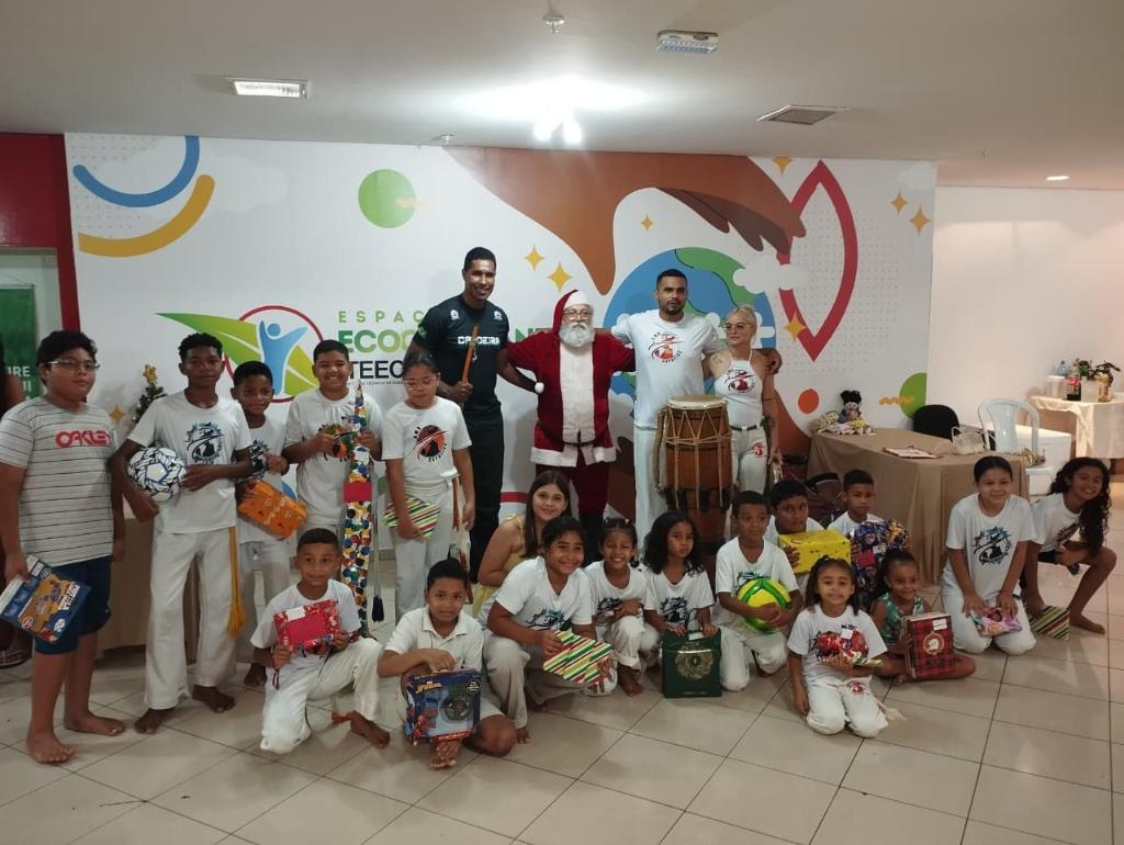 Policiais civis adotam cartinhas de Natal e doam cerca de 200 presentes para crianças e idosos -