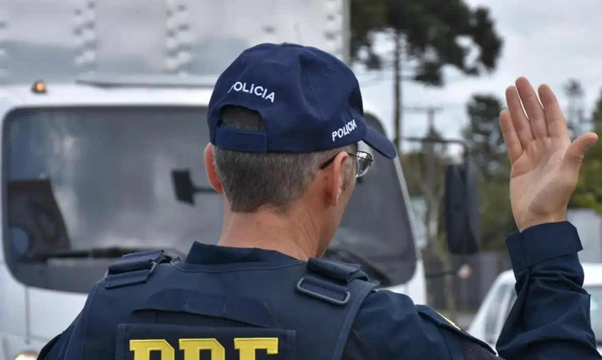 Acidentes em estradas federais durante o feriado do ano novo matam 109 pessoas