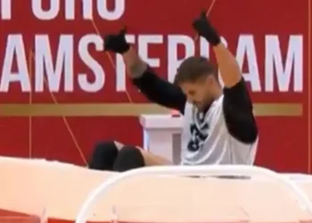 Jonas usou a mão em etapa proibida e decisão veio após análise das imagens (Reprodução TV Globo)
