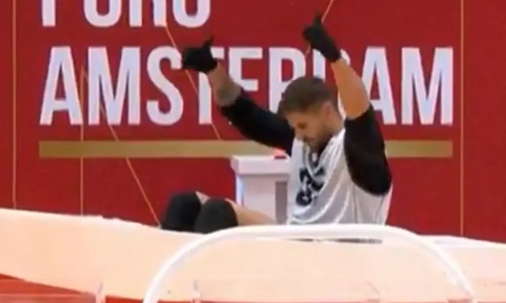 Jonas usou a mão em etapa proibida e decisão veio após análise das imagens (Reprodução TV Globo)