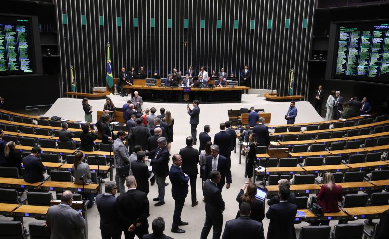 Deputados reunidos no plenário