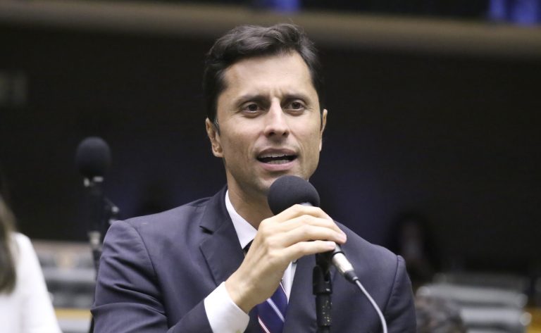 Deputado Duarte Jr. (PSB-MA) fala no Plenário da Câmara dos Deputados
