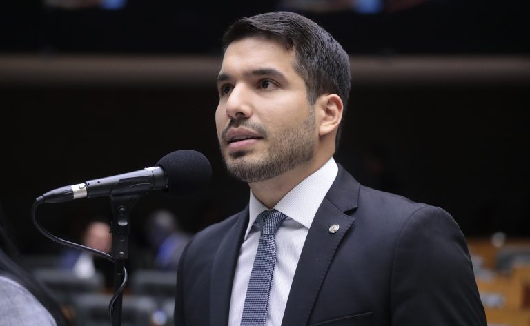 Deputado André Fernandes (PL-CE) fala no Plenário da Câmara dos Deputados
