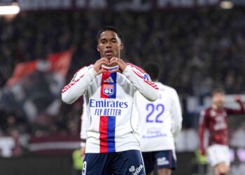 Endrick brilha com hat-trick e Lyon goleia Metz por 5 a 2 no Campeonato Francês