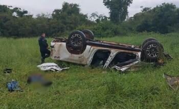 Hilux capota e dois homens morrem em estrada na região do Araguaia; um ferido
