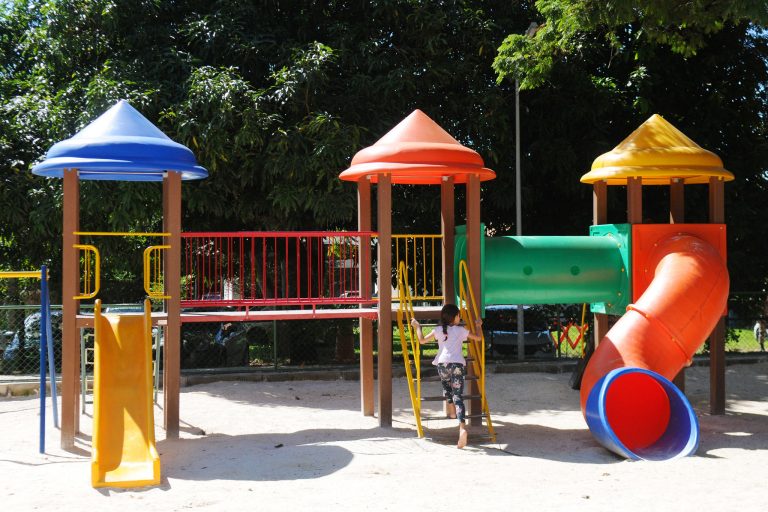 Criança brincando em parquinho