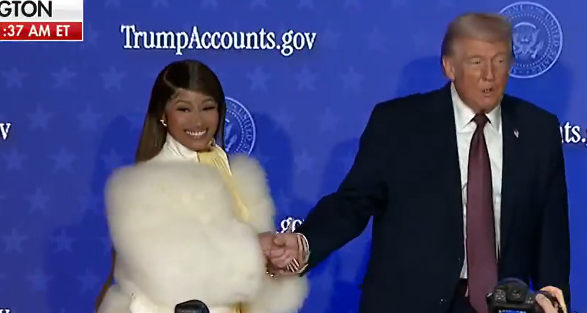 Nicki Minaj participa de evento com Donald Trump e diz ser  “a fã número um” do presidente