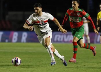 São Paulo perde para a Portuguesa em noite de tumulto e deixa o campo sob vaias