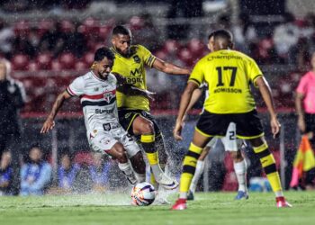 São Paulo supera turbulência com vitória suada no Morumbis