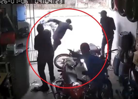 Vídeo mostra dono de oficina sendo baleado nas costas após reagir a assalto; assista