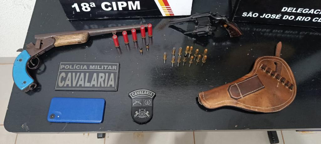Cavalaria da Polícia Militar prende faccionado com duas armas de fogo e munições em São José do Rio Claro -