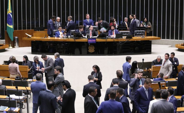 Discussão e votação de propostas legislativas.