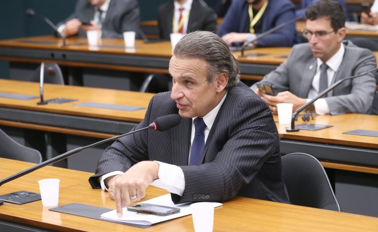 Deputado Hugo Leal (PSD-RJ) fala em comissão da Câmara dos Deputados