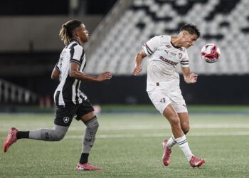 Fluminense vence Botafogo e garante vaga nas quartas do Carioca