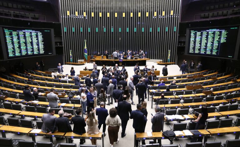 Discussão e votação de propostas legislativas.