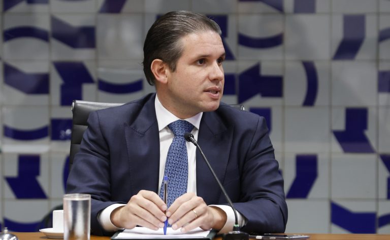 Motta preside a reunião do Colégio de Líderes