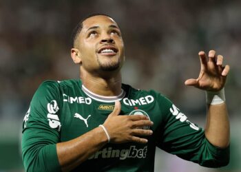 Palmeiras goleia e garante vaga na semifinal do Paulistão 