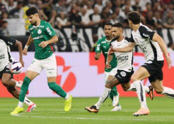 Palmeiras vence Corinthians na Neo Química Arena e garante vaga nas finais do Paulistão