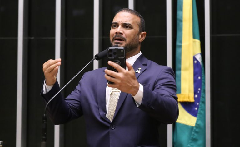 Deputado Capitão Alden fala ao microfone