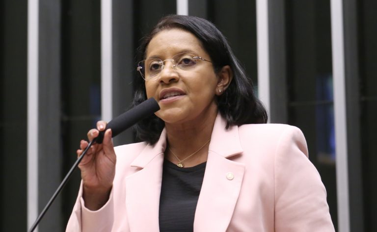 Deputada Gisela Simona (União-MT) fala no Plenário da Câmara dos Deputados