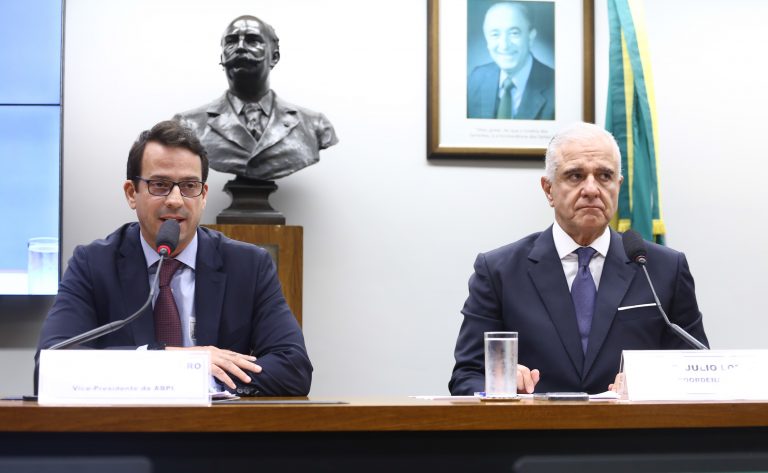Audiência Pública - Impactos Econômicos da Pirataria e Falsificação sobre a Propriedade Intelectual e Industrial e Mecanismos de Combate à Fraude e às Ilegalidades relacionadas às Marcas e Patentes. Vice-Presidente da Associação Brasileira da Propriedade Intelectual - ABPI, Rodrigo Affonso de Ouro Preto Santos. Dep. Julio Lopes (PP-RJ)
