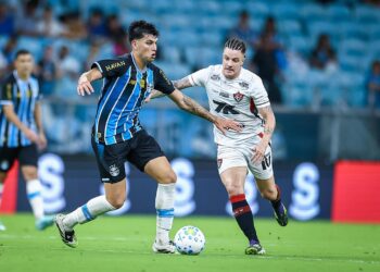 Grêmio vence o Vitória e cola no G5 do Brasileirão
