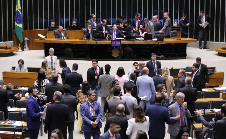 Discussão e votação de propostas legislativas.