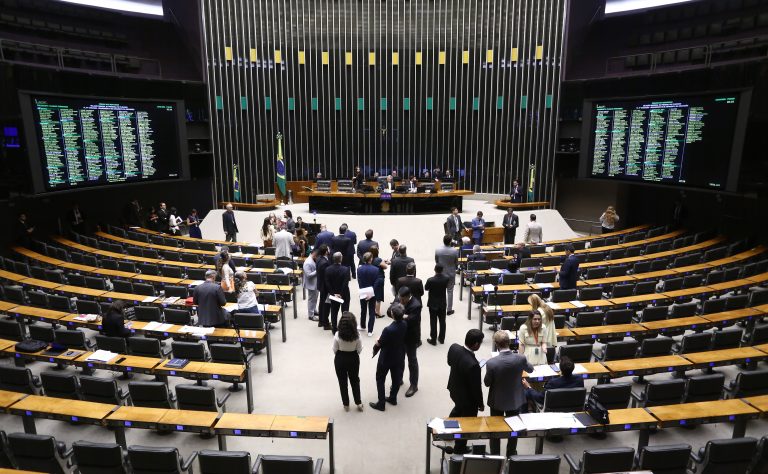 Discussão e votação de propostas legislativas.