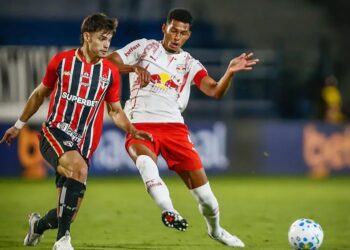 São Paulo vira sobre o Red Bull Bragantino e assume a liderança isolada do Brasileirão