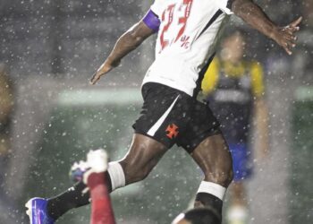 Vasco vence o Palmeiras e conquista a primeira vitória no Brasileirão