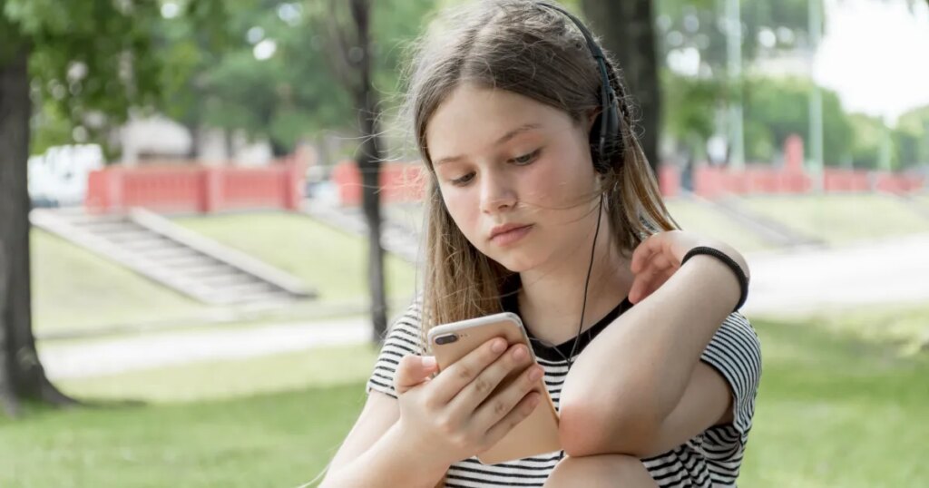 adolescente usando celular