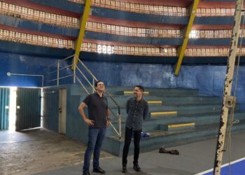 Deputado Thiago Silva vistoria EEMOP e cobra reforma completa da quadra poliesportiva