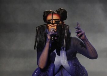 Björk anuncia rave na Islândia durante eclipse solar total