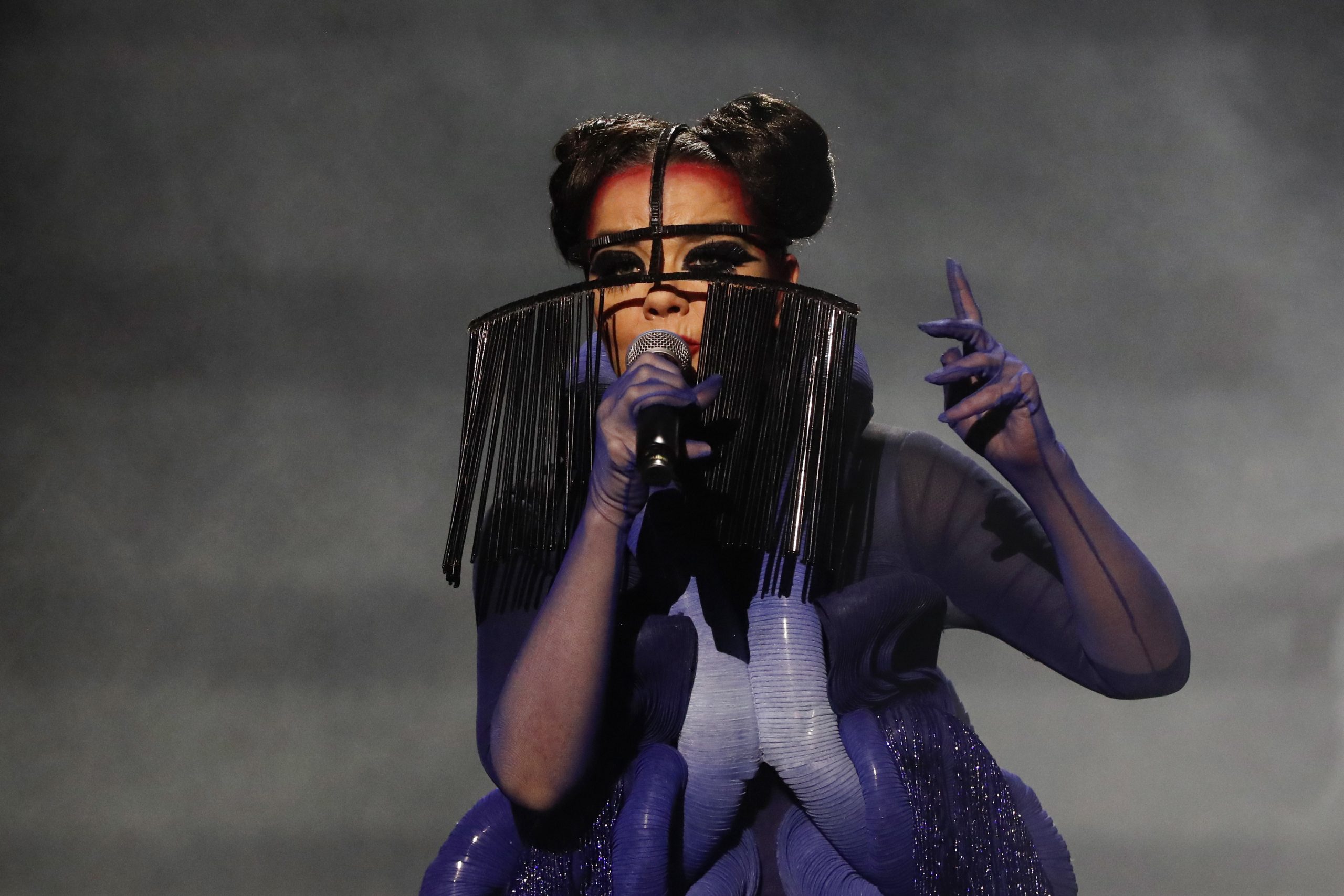 Björk anuncia rave na Islândia durante eclipse solar total