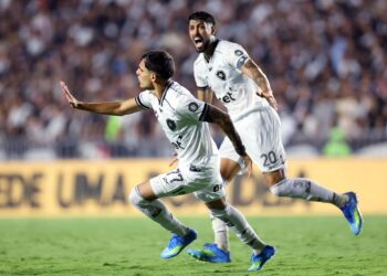 Botafogo vence o Vasco de virada em São Januário e sobe na tabela do Brasileirão