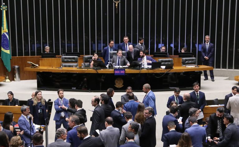 Discussão e votação de propostas legislativas.