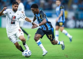 Grêmio quebra jejum e vence Deportivo Riestra na Sul-Americana, mesmo com um a menos
