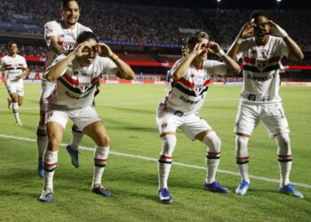 São Paulo goleia o Cruzeiro com show de Ferreira e assume vice-liderança do Brasileirão
