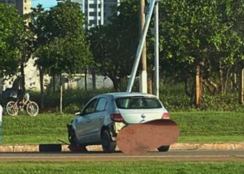 Motorista embriagado colide carro em radar eletrônico em frente ao Lar dos Idosos em Rondonópolis