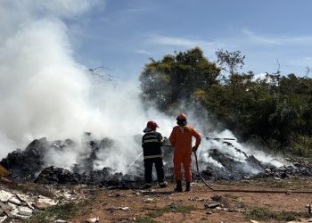 FUMAÇA E DESAFIO CONTRA O TEMPO: incêndio em empresa de reciclagem mobiliza bombeiros no Anel Viário de Rondonópolis