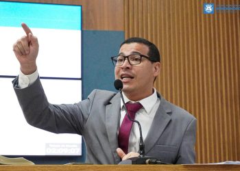 Vereador Vinicius Amoroso pede suspensão de pregão de R$ 61 milhões e denuncia possível extinção do professor auxiliar