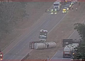 GRAVE ACIDENTE COM CARRETA-TANQUE INTERDITA BR-163 EM RONDONÓPOLIS E BLOQUEIA OS DOIS SENTIDOS