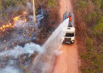 Após atuação intensa da Prefeitura e Corpo de Bombeiros, incêndio em área do Exército é extinto