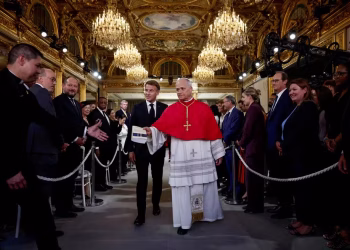 Na França, papa Leão XIV diz que IA deve respeitar dignidade humana e dá indireta sobre lei de eutanásia
